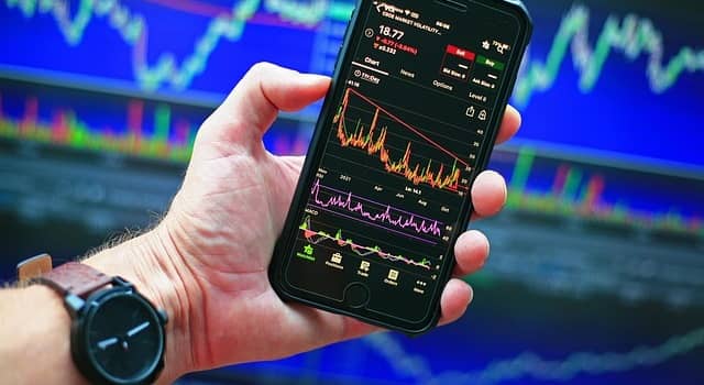 【副業OK】スマホ1台で稼ぐFXデイトレ｜外出先でも使えるアプリ＆手法まとめ